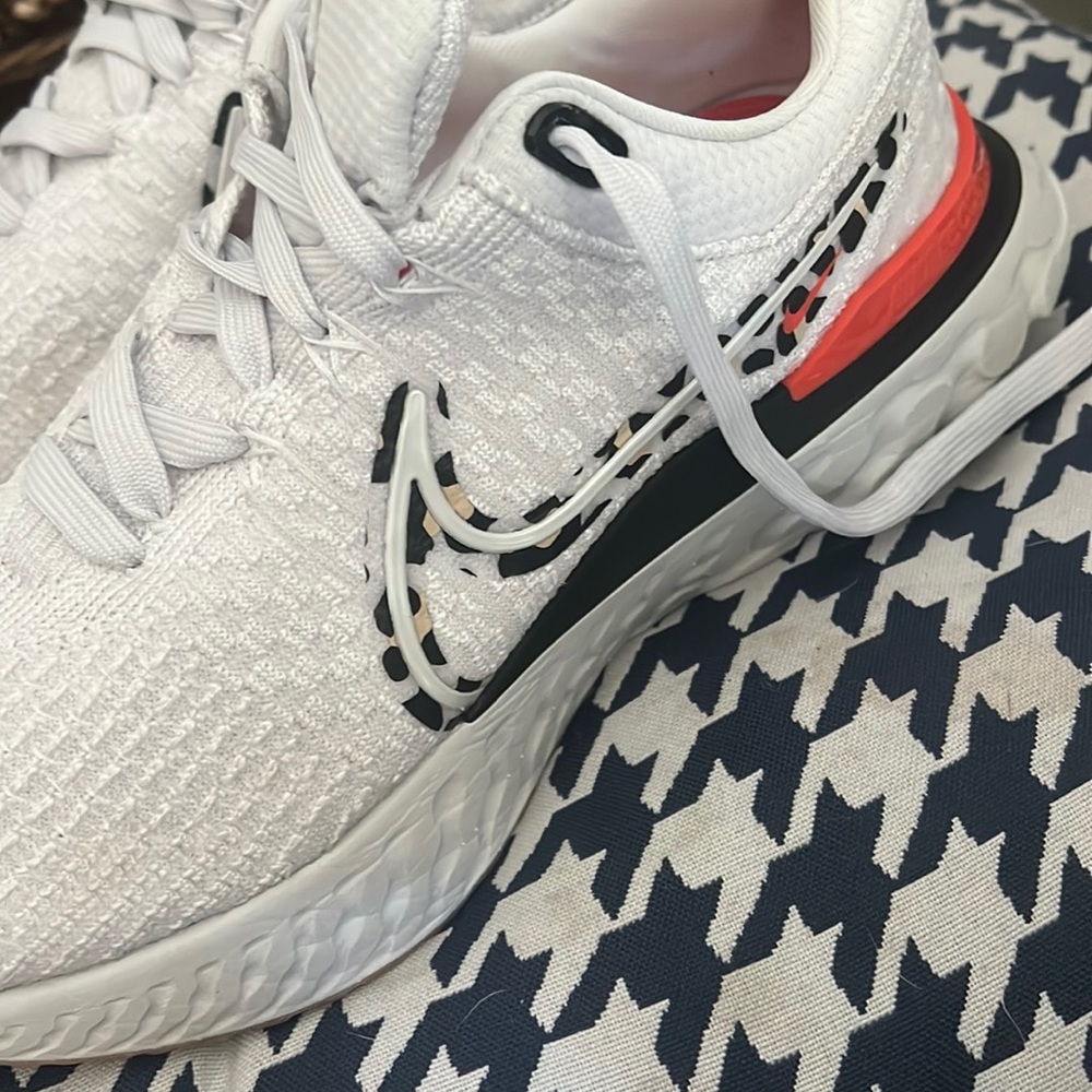 Nike sneakers 10.5.  Like new